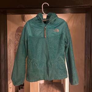 The North Face Girls Oso Full Zip High Pile Fleece Hoodie Jacket in Teal